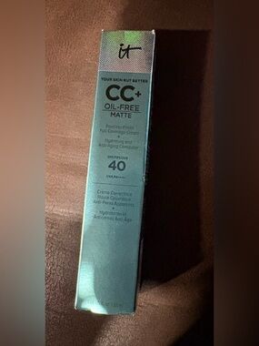 it cosmetics CC+ Oil-Free Matte Cream SPF 40 in Teal Packaging